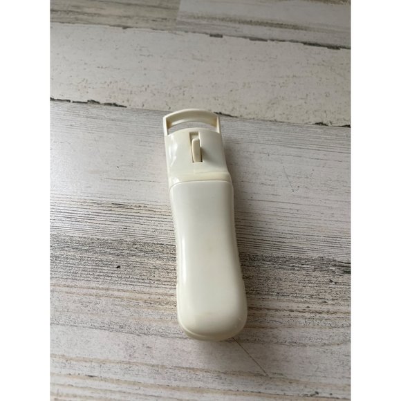 Electrical battery operated heated eyelash curler - Picture 3 of 5